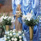 Qui, di fronte al civico 15, � stato infatti allestito un altarino decorato da lunghi drappeggi azzurri, con una tela e una statuetta della Madonna